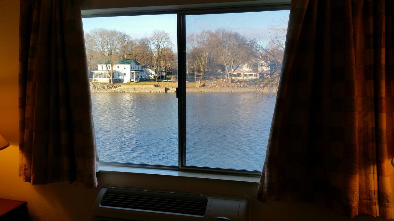 Riverwalk Inn & Suites Fort Atkinson Exteriér fotografie