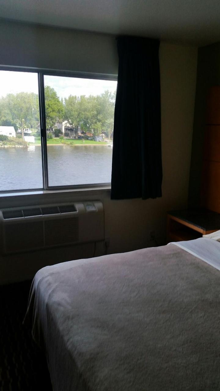 Riverwalk Inn & Suites Fort Atkinson Exteriér fotografie