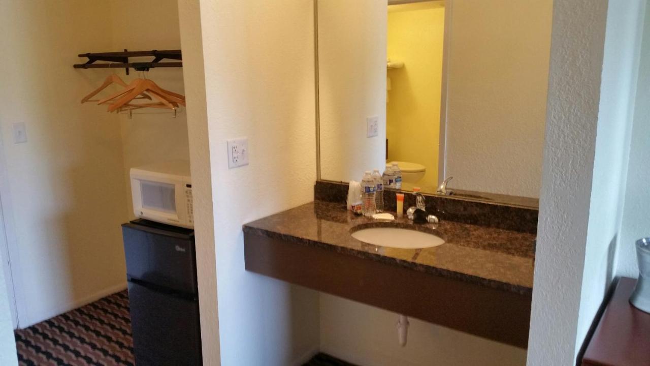 Riverwalk Inn & Suites Fort Atkinson Exteriér fotografie