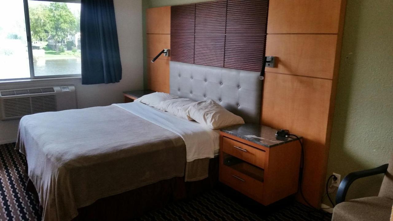 Riverwalk Inn & Suites Fort Atkinson Exteriér fotografie